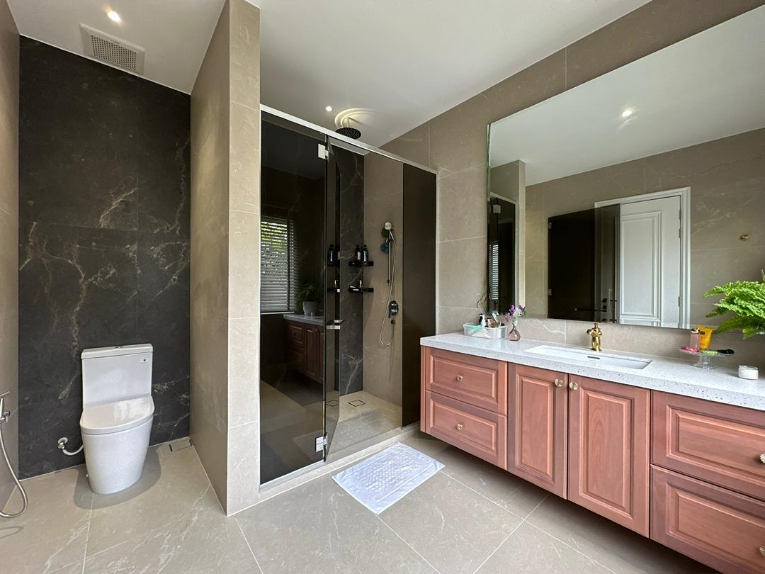 DesignTech bathroom with bespoke joinery